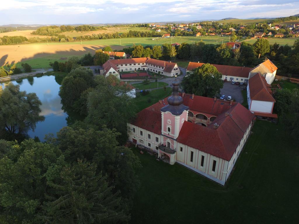 Penzion Zamek Lesany Netvorice Exterior photo